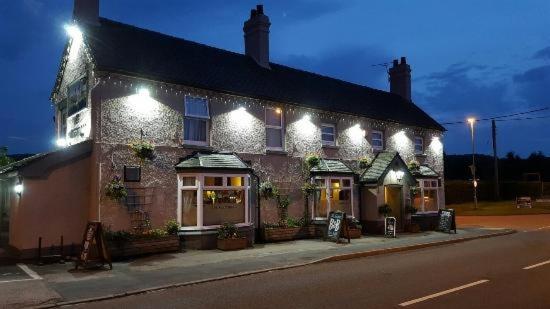 The Huntsman Hotel Cheadle  Exterior foto